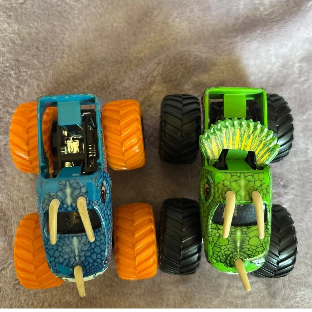 Hot Wheels Monster Jam Jurassic Attack Dinosaur Monster Truck Set Green Blue